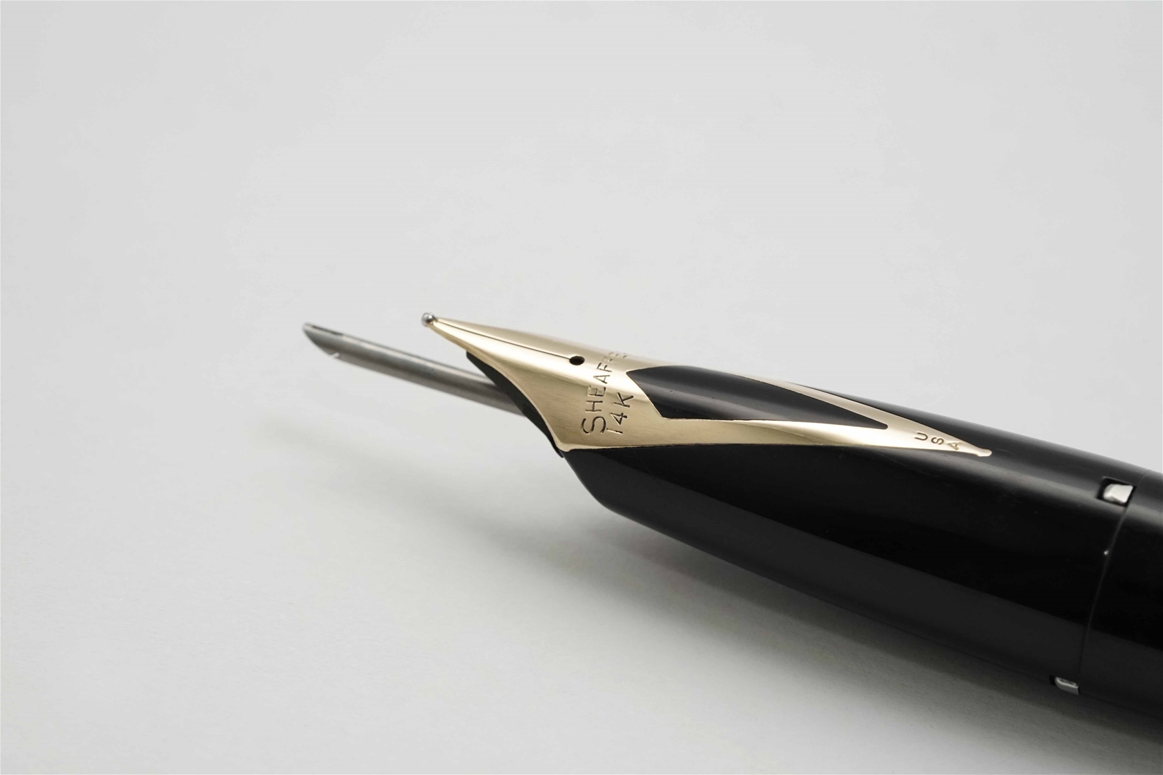Bút máy Sheaffer PFM V Black & Gold Filled Cap 14K F